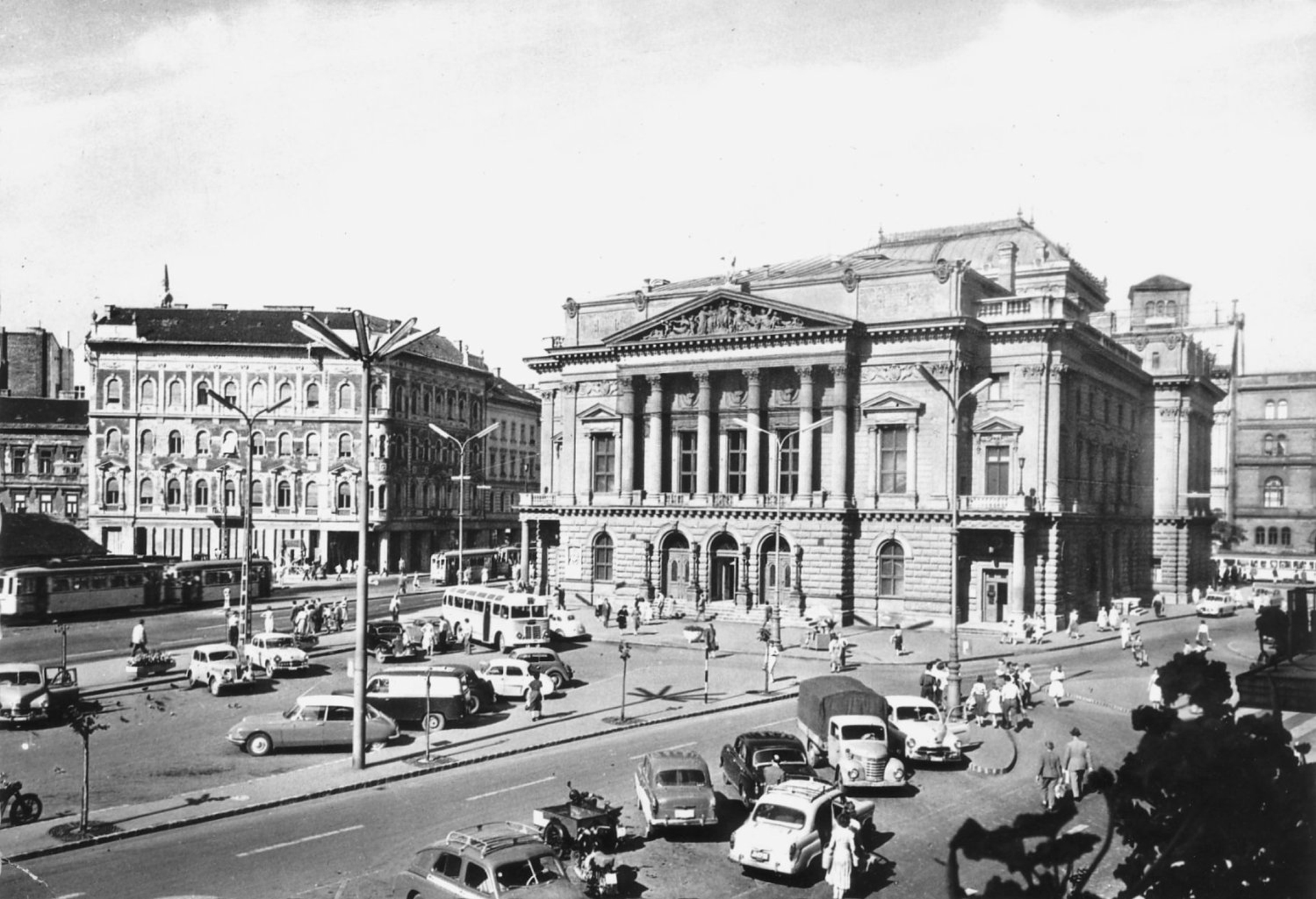 nemzeti-szinhaz-blaha-lujza-teren-budapesten- 1